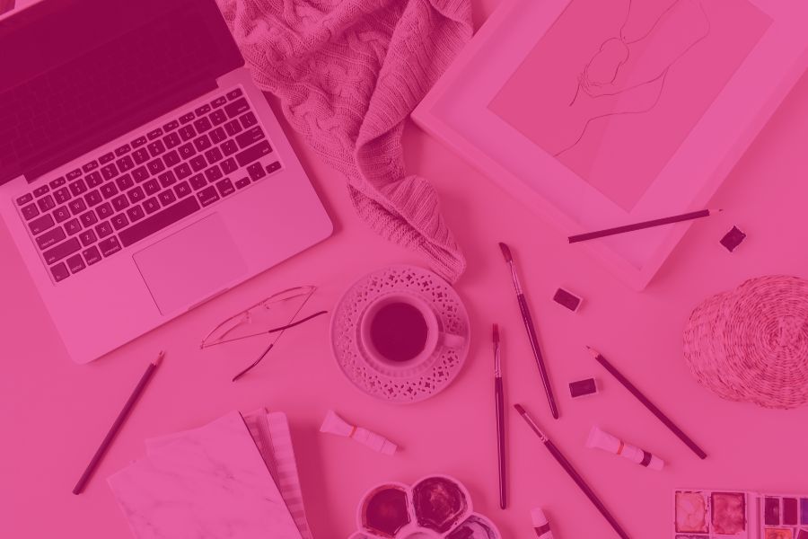 Laptop und Malutensilien auf dem Tisch – Website-Erstellung für Künstlerinnen