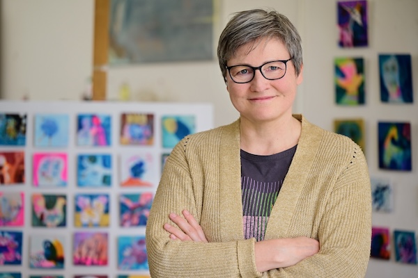Petra Gieffers, Gründerin von Digitales für Kreative, vor ihren eigenen Kunstwerken